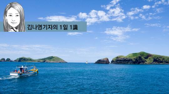 섬은 고립된 환경이다. 배를 타야만 섬 밖으로 나갈 수 있다. 육지로 나가는 배를 운행하는 사람은 전부 주민이다.  /이미지투데이