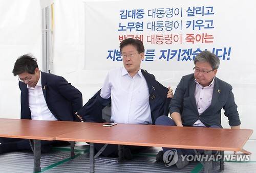 '단식농성 시작해볼까요'     (서울=연합뉴스) 윤동진 기자 = 염태영 수원시장(왼쪽부터), 이재명 성남시장, 채인석 화성시장이 7일 서울 광화문광장에서 지방재정 개편 반대관련 기자회견 후 단식농성에 돌입하고 있다. 이날부터 이 성남시장은 무기한, 염 수원시장과 채 화성시장은 24시간 단식을 한다.