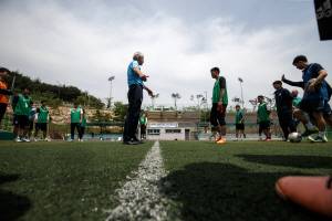 지난달 19일 경남 양산 하북체육공원에서 열린 A급 축구 지도자 자격증 강습회에서 유럽축구연맹(UEFA) 강사인 리처드 베이트(가운데)가 교육지시를 하고 있다.  대한축구협회 제공