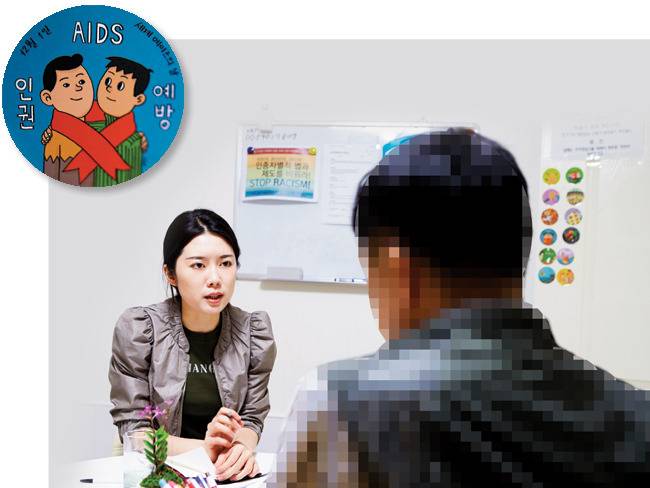 한국HIV/AIDS감염인연합회 ‘KNP 플러스’의 문수 대표(오른쪽)가 기자 에게 HIV 감염인의 사회적 낙인에 대해 이야기하고 있다. [홍중식 기자]