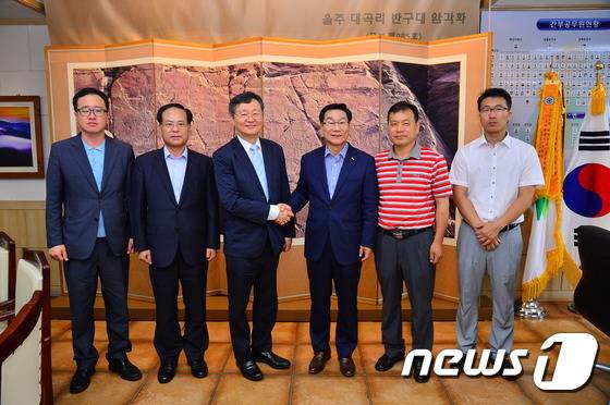 울주군과 UNIST가 첨단농법인 '과산화수소 농법'을 지역의 과수농가에 적용키로 했다. 사진 왼쪽에서 세번째부터 이재성 유니스트 부총장, 신장열 울주군수, 김상진 농업인. © News1