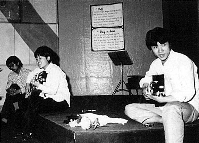 1971년 서울 명동 와이더블유시에이 청개구리의 집에서 공연중인 방의경(왼쪽 둘째)과 김민기. 방의경씨 제공