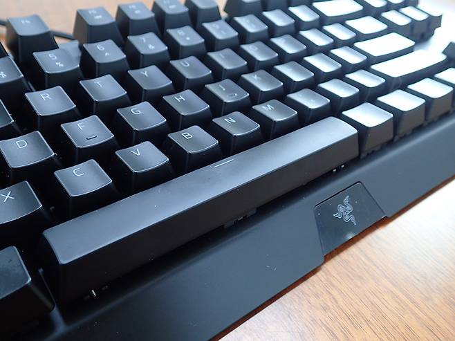 일반 키보드보다 스페이스바가 길다