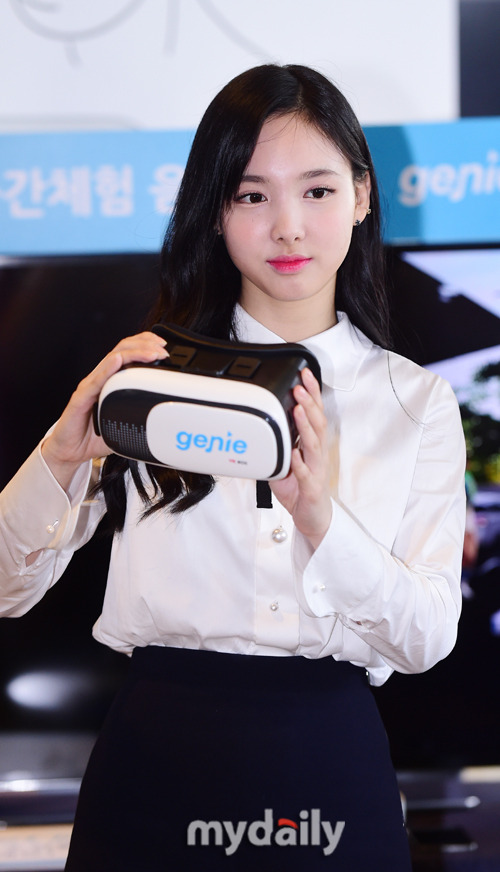 ▲ 나연 'VR 시연도 척척'