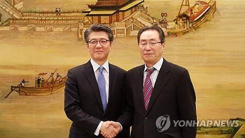 지난 3월 베이징(北京)에서 양자 회동을 갖고 북핵, 대북제재 문제 등을 협의한 한중 6자회담 수석 대표인 김홍균 외교부 한반도평화교섭본부장(왼쪽)과 우다웨이(武大偉) 중국 외교부 한반도사무특별대표. [주중 한국대사관측 제공］