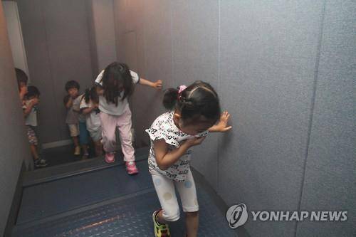 유치원생들이 서울 동작소방서의 소방안전체험교실에서 소방안전교육을 받는 모습. 2016.6.3 [서울 동작소방서 제공.연합뉴스 자료사진]