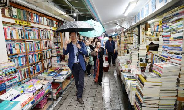강명관 부산대 한문학과 교수가 지난 4일 부산 보수동 책방골목에서 ‘경향 70년, 70인과의 동행’ 참가자들에게 보수동 헌책방의 형성 과정과 의미 등을 설명하고 있다.