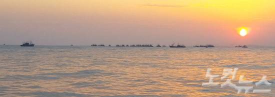 지난 5일 동틀 무렵 연평도 앞바다. 중국어선(목선)이 수평선을 빼곡히 매우고 있다. (사진=인천해양연구소 제공)