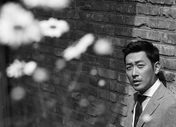 육체적으로 하정우의 배우 유전자는 투박하고 검은 피부, 조각한 듯한 기다란 콧날 그리고 미간과 눈가, 입주위에 잡히는 놀랄만큼 풍성한 주름으로 나타난다./사진=이태경 기자