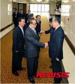 【서울=뉴시스】북한 노동신문은 지난 2일 리수용 조선노동당 중앙위원회 부위원장을 단장으로 하는 대표단이 중국 방문을 마치고 귀국했다고 3일 보도했다.   주조 중화인민공화국 임시대리대사가 대표단을 마중하고 있다. 2016.06.02. (출처=노동신문)   photo@newsis.com