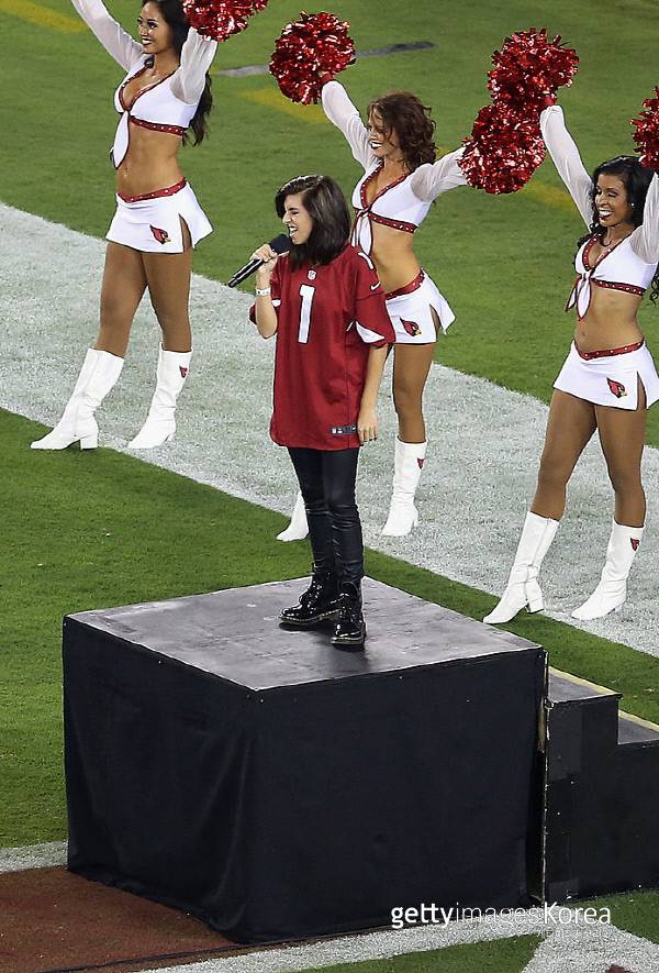 크리스티나 그리미가 지난 2014년 벌어진 NFL 경기에서 앞서 미국국가를 부르고 있다. 사진|게티이미지/이매진스