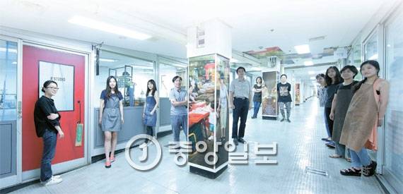 신당지하상가 내 창작아케이드 입주 작가들. 기둥에는 중앙시장의 풍경을 담은 홀로그램이 설치돼 있다. [사진 권혁재 사진전문기자]