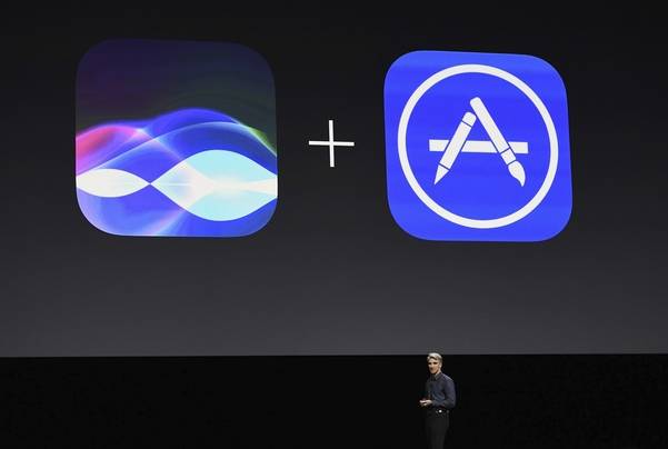 크레이그 페더리기 애플 수석부사장이 13일(현지시각) 미국 샌프란시스코 빌 그레이엄 시빅 오디토리엄에서 열린 WWDC 2016에 참석해 시리 SDK를 소개하고 있다. /애플 제공