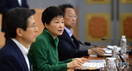 【서울=뉴시스】전진환 기자 = 박근혜 대통령이 14일 오전 서울 종로구 정부서울청사에서 열린 2016 공공기관장 워크숍에 참석, 성과연봉제 확대도입과 공공기관 기능조정과 관련해 책임감을 갖고 임해줄 것을 당부하고 있다. 2016.06.14.<br />  <br />   amin2@newsis.com