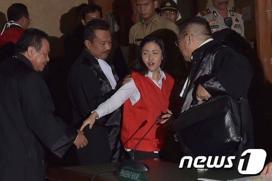 제시카 쿠말라 웡소(가운데)가 15일 센트럴 자카르타 지방 법원에서 재판을 받은 뒤 변호인단의 보호를 받으며 재판장을 빠져나가고 있다. © AFP=뉴스1