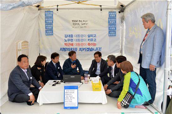 이재명 성남시장이 단식농성장을 찾은 더불어민주당 소속 의원들과 이야기를 나누고 있다.