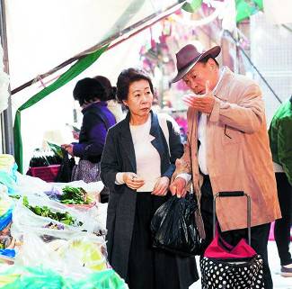 드라마 ‘디어 마이 프렌즈’의 한 장면. 극 중 윤여정(왼쪽)은 50년 만에 나타난 첫사랑 주현에게 설렌다. tvN 제공