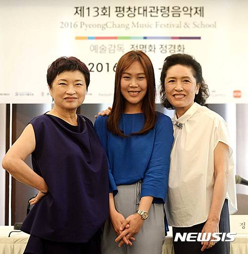 【서울=뉴시스】고범준 기자 = 15일 오전 서울 중구 프레스센터에서 열린 제13회 평창대관령음악제 기자간담회에 참석한 정경화 예술감독(왼쪽부터), 손열음 피아니스트, 정명화 예술감독이 포즈를 취하고 있다.   이번 음악제는 바흐, 베토벤, 브람스 그리고 B로 시작하는 작곡가들을 주제로 오는 7월 28일부터 8월 7일까지 평창 알펜시아리조트 및 강원도 일대에서 개최된다. 2016.06.15.   bjko@newsis.com