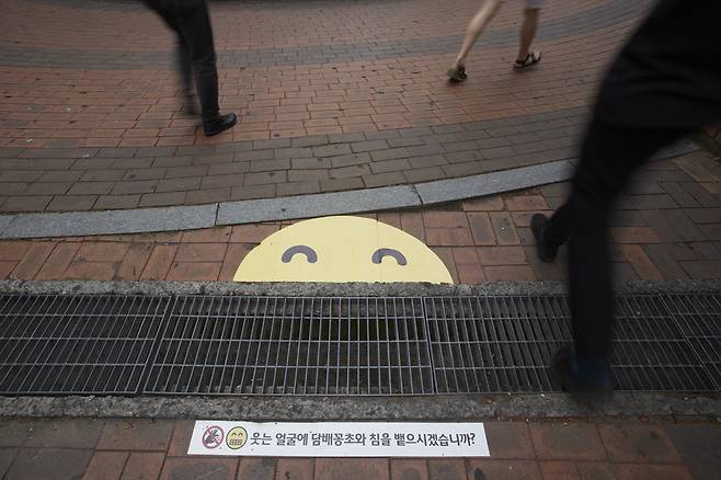 시흥시 대야동 중심상업지구는 유동인구가 특히 많은 곳이다. 행인들의 시선을 사로잡는 `씩~ 웃는 스마일` 스티커. [제임스 요한슨 객원 사진작가]