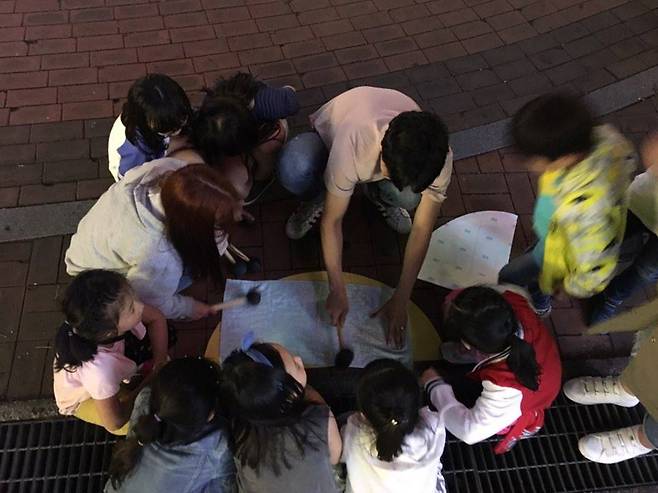 지난달 23일, 시흥시 대야동 중심상업지구. LOUD팀의 작업 모습을 구경하기 위해 아이들이 모여들고 있다. [제임스 요한슨 객원 사진작가]