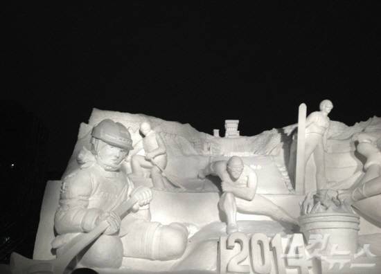 얼음으로 만든 조각상을 감상할 수 있는 삿포로 눈 축제는 매년 2월초에 열린다. (사진=땡처리닷컴 제공)