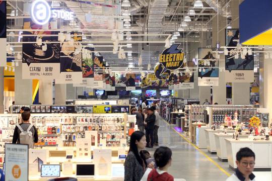 일산 이마트타운 킨텍스점 일렉트로마트에서 손님들이 물건을 둘러보고 있다. /사진제공=이마트