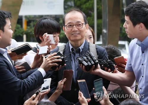 국민의당 '리베이트 의혹' 왕주현 검찰 출석     (서울=연합뉴스) 한종찬 기자 = 국민의당 김수민 의원의 총선 홍보비 리베이트 의혹과 관련해 사건 연루 의혹을 받고 있는 왕주현 전 사무부총장이 16일 오전 서울 서부지검에 조사를 받기 위해 들어서며 취재진 질문에 답하고 있다.    saba@yna.co.kr