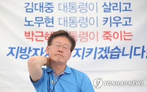 단식 이어가는 이재명 성남시장     (서울=연합뉴스) 임헌정 기자 = 정부의 지방재정 개편안 철회를 요구하며 단식 중인 이재명 성남시장이 16일 농성장인 서울 종로구 광화문 광장에서 생각에 잠겨 있다. 2016.6.16     kane@yna.co.kr