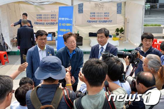 정부가 추진하는 지방재정개편의 부당함을 알리기 위해 지난 7일 서울 광화문 광장에서 단식농성에 돌입한 이재명 성남시장이 11일만인 17일 오전 단식중단을 선언했다. © News1