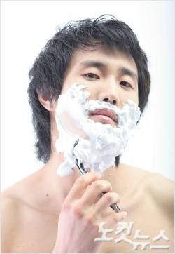피부건강을 위해 면도시 비누거품은 금물 쉐이빙 폼이나 쉐이빙 젤로 거품을 내 면도해야 한다고 전문가들은 말하고 있다.(사진=스마트이미지 제공)