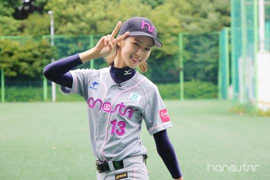 한스타 여자연예인 야구단 연습에 참가한 롯데 자이언츠 치어리더 박기량. /사진=한스타 여자연예인 야구단 제공