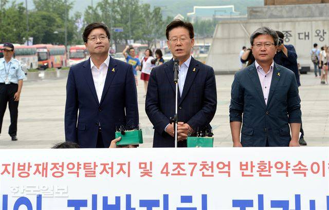 7일 오전 서울 종로구 광화문광장에서 열린 '경기도 6개 지역 기초자치단체장들, 정부의 지방재정개편안 반대 기자회견'에서 이재명 성남시장이 발언하고 있다. 고영권기자 youngkoh@ankookilbo.com