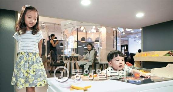 서울 청담동의 키즈카페 ‘릴리펏’에선 엄마들이 이탈리안 요리와 차맥주 등을 즐기면서 자녀가 놀이방에서 노는 모습을 편하게 지켜볼 수 있다. [사진 권혁재 사진전문기자]