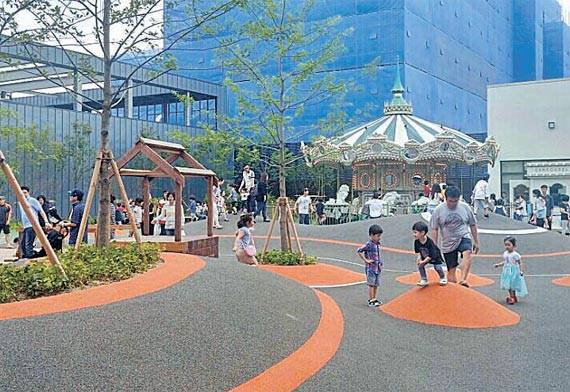 현대프리미엄아울렛 송도점 3층의 어린이 놀이터에서 부모와 아이들이 함께 놀고 있다.