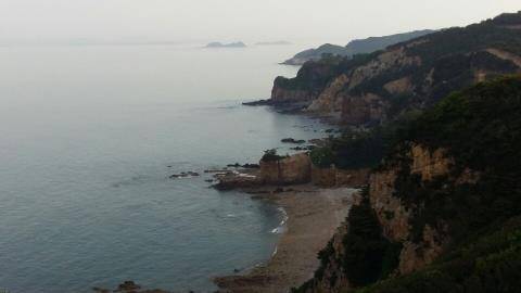 (연평도=연합뉴스) 김창선 기자 = 평화공원에서 내려다 본 해안의 절벽이 아름답다. 2016.6.13
