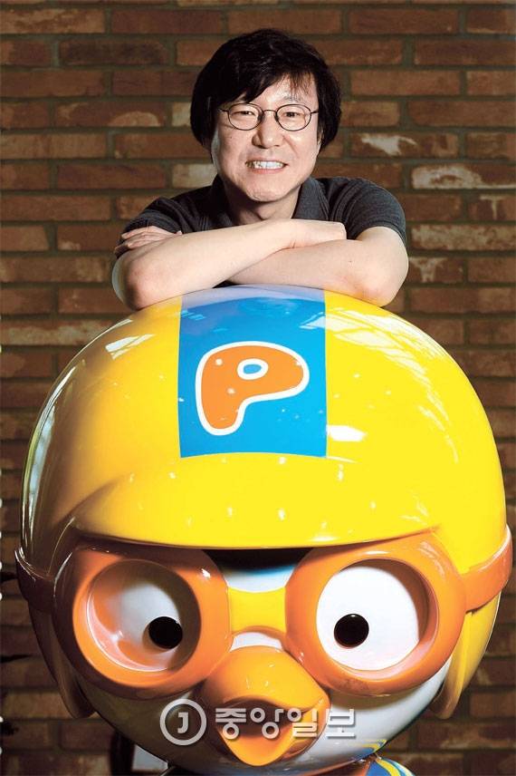 지난 8일 경기도 성남시 판교 사옥에서 만난 최종일 아이코닉스 대표가 뽀로로 이후 비전을 밝혔다.  [사진 전민규 기자]