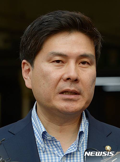 【서울=뉴시스】조수정 기자 = 새누리당 지상욱 대변인이 17일 오후 서울 강남구 자택에 있는 김희옥 비상대책위원장을 만난 뒤 이날 정진석 원내대표를 비롯한 누구도 만나지 않겠다는 김 위원장의 입장을 취재진에게 전달하고 있다.  2016.06.17.   chocrystal@newsis.com