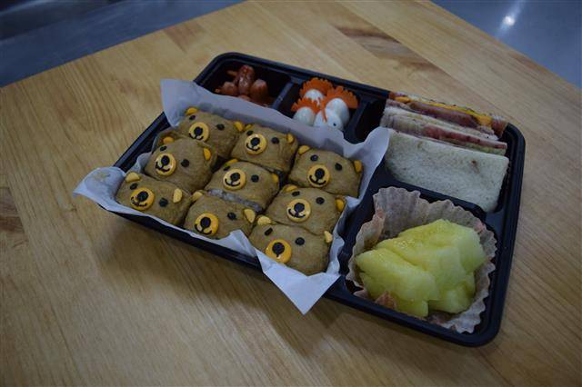 곰 유부초밥, 닭 메추리알, 문어 비엔나소시지 등으로 어린이의 흥미를 유발하면서도 건강을 생각하는 도시락. 아이와 함께 만들면 더 재밌고, 영화 ‘스탠리의 도시락’(아래)에서처럼 친구들과 나눠 먹으면 더 즐겁다. 서울요리학원 제공