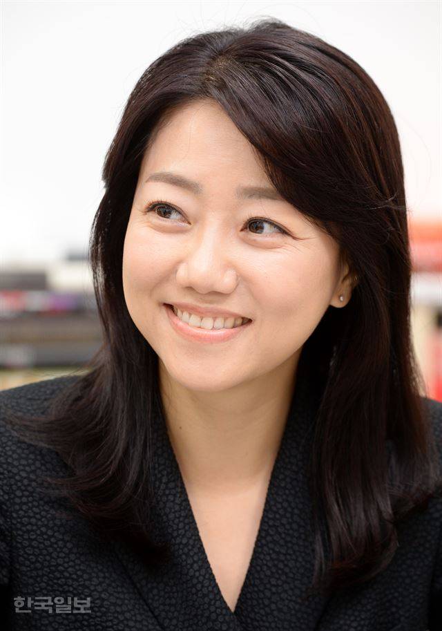 글 쓰고 강의하고 요가를 통해 매일 새로움을 느끼는 요즘이 가장 행복하다는 서 교수는 “제가 생각하는 행복은 사랑하는 사람들과 함께 지내고 우연히 일어난 모든 일에 감사하는 것”이라고 말했다. 홍인기 기자