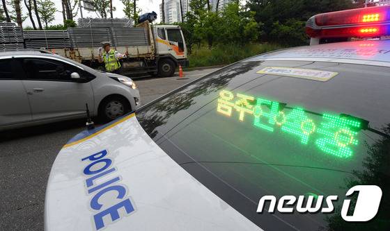 22일 오전 서울 마포대교 북단에서 경찰이 음주단속을 하고 있다. © News1 황기선 기자