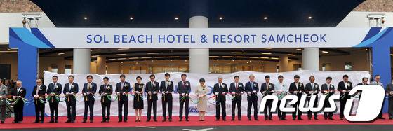 22일 강원 삼척시 증산동 일원에서 열린 '쏠비치 호텔&리조트 삼척’ 오프닝 행사에서 박춘희 대명그룹 회장, 박흥석 총괄사장, 이철규 국회의원, 김양호 삼척시장, 정진권 삼척시의장 등 관계자들이 테이프커팅식을 하고 있다. 쏠비치 호텔&리조트 삼척은 파란 지붕으로 유명한 ‘그리스 산토리니 섬’을 테마로 한 리조트로 대지면적 9만8933㎡ 규모에 호텔&리조트 총 709객실, 10개 레스토랑과 카페를 갖췄다. 2016.6.22/뉴스1 © News1 서근영 기자