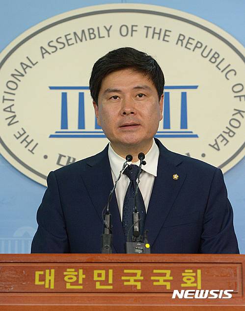 【서울=뉴시스】조수정 기자 = 지상욱 새누리당 대변인이 21일 오후 서울 여의도 국회 정론관에서 현안 브리핑 하고 있다. 2016.06.21.    chocrystal@newsis.com