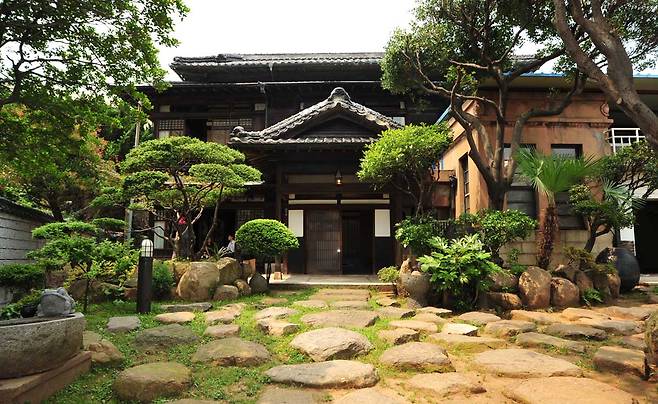 일제 강점기 요정이었던 부산의 수정동 적산가옥. 1930년대의 대표적인 일식 가옥이다. 문화유산국민신탁이 위탁받아 6월 문화사랑방으로 새롭게 개관했다. 일본식 주택 구조가 잘 남아있는 대표적 일식 가옥이다. &