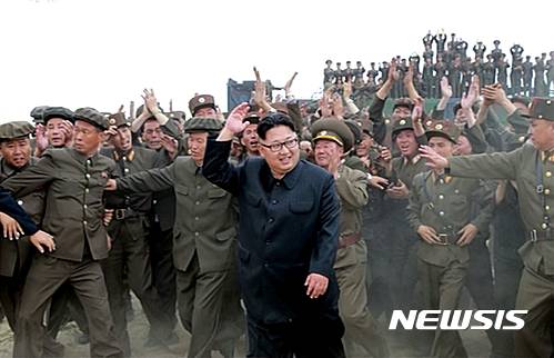 【서울=뉴시스】북한 조선중앙TV가 23일 오후 중장거리전략탄도로케트 화성-10 시험발사에 성공했다며 현장사진을 공개했다. 사진은 김정은 노동당 위원장이 로켓트 부대원들을 격려하는 모습. 2016.06.23.(사진=조선중앙TV 캡쳐)    photo@newsis.com