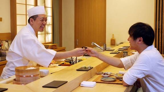 코우지와 이유석 셰프의 공통점은 파리. 코우지가 파리에 신혼 여행을 갔을 때 들렀던 가장 맛있는 식당에서 이유석이 일을 했다고. 그들이 가장 큰 공감을 했던 건 ‘기본기'. 어떤 화려한 요리보다 밥이나 감자 퓌레같은 단순한 음식이 그 식당의 진짜 실력이라는 것. 비슷한 맥락으로 직원들에게 ‘스탭밀(직원 식사)’을 만드는 걸 실력 향상의 기회로 삼으라고 가르친다./사진=이진한 기자