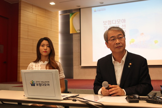 임종룡 금융위원장과 가수 설현씨가 보험다모아 기능 개선 시연회에 참석하고 있다. © News1