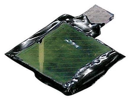 울산과학기술대 연구팀이 개발한 인공나뭇잎. 물 속에 담그면 햇빛을 받아 수소를 생산한다.