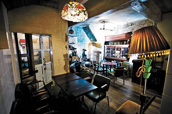 고가구와 빈티지 소품으로 개화기 한약방처럼 꾸민 ‘커피한약방’