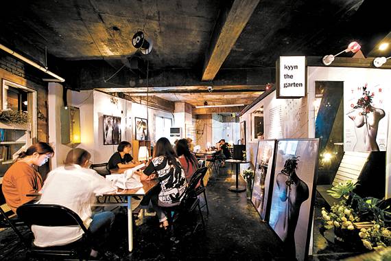 디자이너들의 작업 공간이자 카페인 ‘호텔수선화’