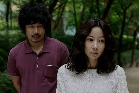 영혜(오른쪽)는 꿈에 나타난 흉측한 얼굴을 본 뒤 갑자기 채식주의자가 된다. /출처=네이버영화